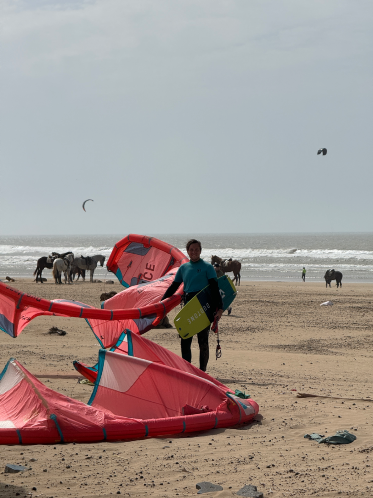 Glücklicher Kitesurfer am Kitestrand