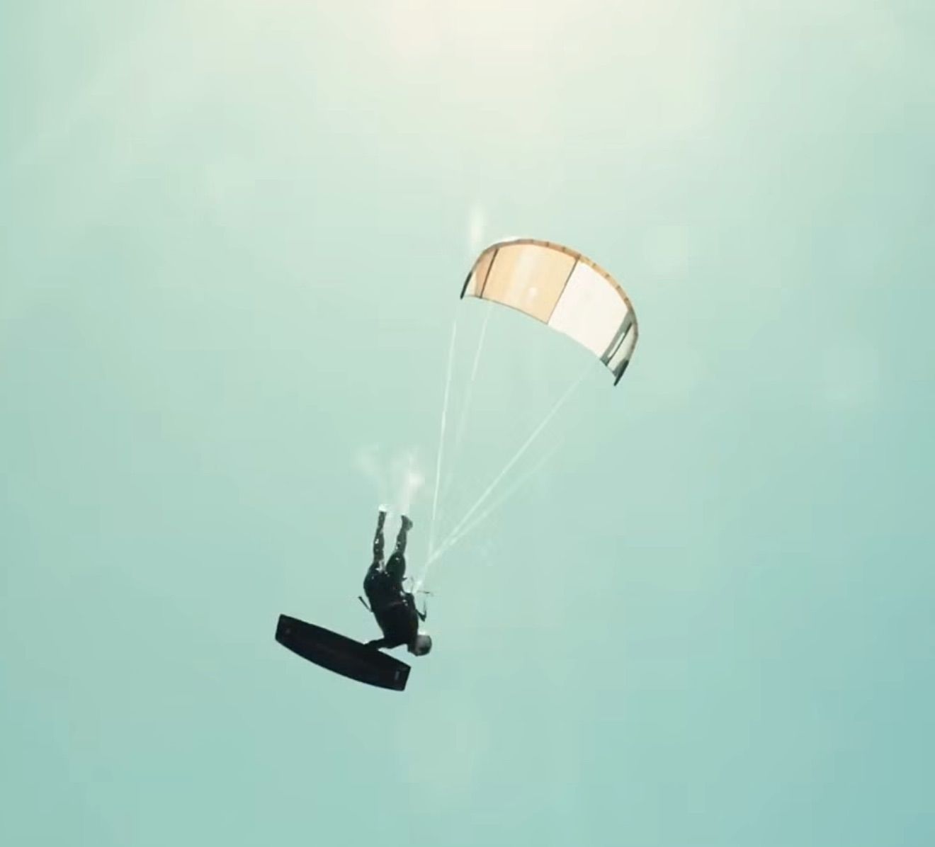 Andrea Principi springt mit einem RRD-Kite hoch über das Wasser.