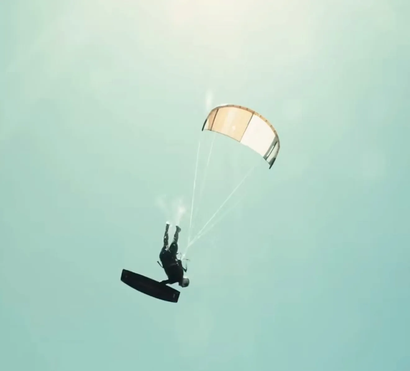 Andrea Principi springt mit einem RRD-Kite hoch über das Wasser.